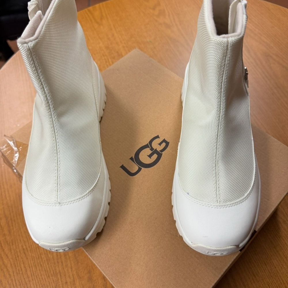 UGGS, Size 9. White Yose Zip.